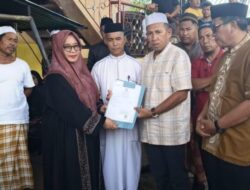 Wabup Lutim Serahkan Akta Kematian Almarhum H. Janong Bin Badang di Rumah Duka