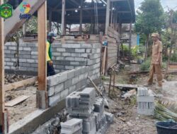 Camat Kalaena Pantau Progres Pembangunan Bedah Rumah Nenek Jahira