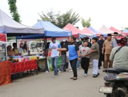 Kunjungi Pasar Ramadhan, Bupati Irwan Belanja Kuliner dan Hibur Warga