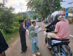 Siswa SDN 229 Waru Berbagi Takjil, Tanamkan Semangat Kepedulian di Bulan Ramadhan