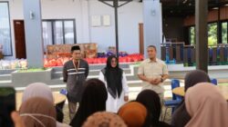 Ratusan Petugas Kebersihan Terima Paket Lebaran Dari Bupati dan Wakil Bupati Lutim