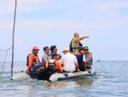 Bupati Luwu Timur Susuri Pesisir Pakai Perahu Karet, Pastikan Keamanan Wisatawan Hingga Akhir Libur Lebaran