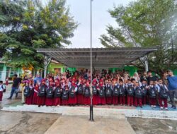 60 Siswa UPT SDN 127 Buanipa Terima Bantuan Seragam Sekolah Gratis
