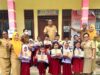 11 Siswa UPT SDN 129 Maramba Terima Bantuan Seragam Sekolah Gratis
