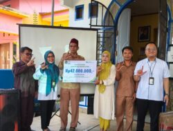 BPJS Ketenagakerjaan Lutim Sosialisasi di Desa Lampenai, Serahkan Santunan Kematian Senilai Rp.42 Juta