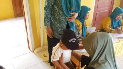 Ketua TP PKK Desa Lampenai Pantau Langsung Kegiatan Posyandu Balita di Dusun Langgiri