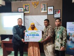 BPJS Ketenagakerjaan Luwu Timur Serahkan Santunan Jaminan Kematian di Desa Mulyasri