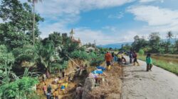 Banjir Sampah Picu Tiang Listrik Roboh di Teromu, Pemdes Bersama Mahasiswa KKN UM Palopo Turun Tangan