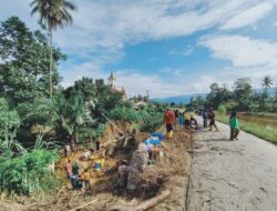 Banjir Sampah Picu Tiang Listrik Roboh di Teromu, Pemdes Bersama Mahasiswa KKN UM Palopo Turun Tangan