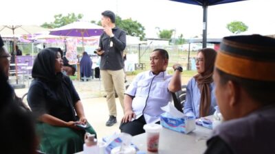 Bupati Luwu Timur Bantu Ibu Penjual yang Tidur di Lapak Bersama Anak Balitanya