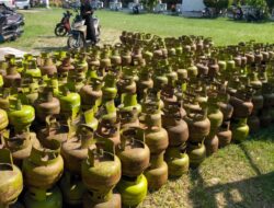 Warga Antre Gas Elpiji 3 Kg Murah di Kantor Camat Wotu, Wajib Bawa KK