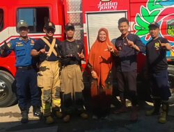Respon Cepat Keluhan Warga, Pemerintah Kelurahan Tomoni Gandeng Damkar Bersihkan Saluran Air di Pasar