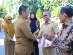 Bupati Irwan Serahkan SK Pensiun 14 ASN Purna Bhakti, 2 Diantaranya Kepala Dinas