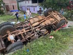 Mobil Sampah Tomoni Terbalik di Desa Manurung Luwu Timur, Sopir Dilarikan ke Puskesmas