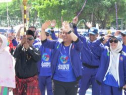 Pimpin Langsung Defile Porsenijar 2026, Bupati Luwu Timur Bakar Semangat Ribuan Guru