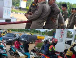 Cegah Kemacetan, Satpol PP Luwu Timur Jaga Ketat Pengisian BBM di SPBU Malili