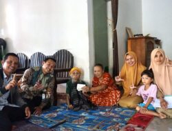 Tak Mampu Berjalan, Nenek Sumarni Terharu Saat Bantuan Kartu Lansia Diantar Langsung ke Rumah