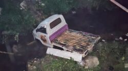 Diduga Sopir Mabuk Usai Jualan, Mobil Kampas Tabrak Mobil Muatan Ikan Hingga Terjun ke Sungai di Jalur Dua Wotu