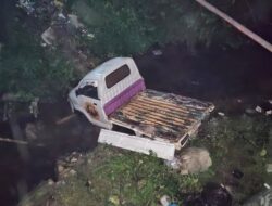 Diduga Sopir Mabuk Usai Jualan, Mobil Kampas Tabrak Mobil Muatan Ikan Hingga Terjun ke Sungai di Jalur Dua Wotu