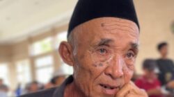 Tak Lagi Bingung Biaya Berobat, Lansia Tomoni Sambut Bantuan dengan Air Mata Syukur