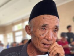 Tak Lagi Bingung Biaya Berobat, Lansia Tomoni Sambut Bantuan dengan Air Mata Syukur