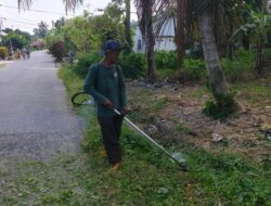 Tunjukkan Kepedulian Lingkungan, Kepala Dusun Kau di Desa Lampenai Turun Sendiri Babat Rumput Jalur Poros