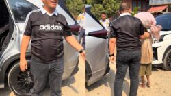 Aksi Spontan Viral: Bupati Irwan Bachri Syam Hentikan Iring-Iringan Mobil Dinas Demi Bertemu Nenek di Jalan