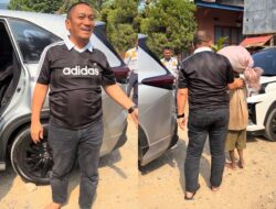 Aksi Spontan Viral: Bupati Irwan Bachri Syam Hentikan Iring-Iringan Mobil Dinas Demi Bertemu Nenek di Jalan