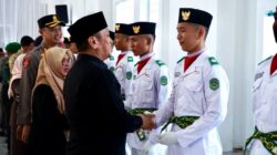 Dikukuhkan Bupati Irwan, Paskibraka Lutim Siap Kibarkan Merah Putih di HUT RI ke-81