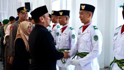 Dikukuhkan Bupati Irwan, Paskibraka Lutim Siap Kibarkan Merah Putih di HUT RI ke-81