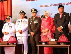 Bupati Irwan dan Wabup Puspawati Hadiri Penurunan Sang Saka Merah Putih