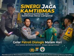 Sinergi Jaga Kamtibmas, Bhabinkamtibmas dan Satlinmas Desa Lampenai Gelar Patroli Dialogis Malam Hari