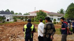 Pastikan Tepat Waktu, Irwan Pantau Langsung Renovasi Rujab Bupati
