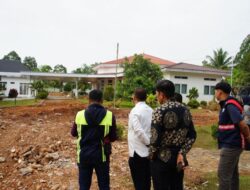 Pastikan Tepat Waktu, Irwan Pantau Langsung Renovasi Rujab Bupati