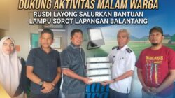 Dukung Aktivitas Malam Warga, Rusdi Layong Salurkan Bantuan Lampu Sorot Lapangan Balantang