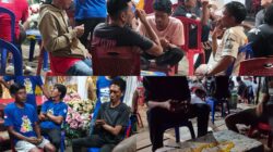 Dua Tim Beda Keseruan: Potret Kemeriahan Ibu-Ibu dan Bapak-Bapak Adu Strategi Domino di Pesta Pernikahan Wotu
