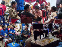 Dua Tim Beda Keseruan: Potret Kemeriahan Ibu-Ibu dan Bapak-Bapak Adu Strategi Domino di Pesta Pernikahan Wotu