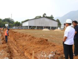 Bupati Irwan Tinjau Lapangan Karelai, Targetkan Fasilitas Olahraga Makin Representatif