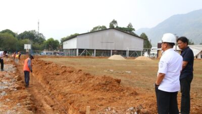 Bupati Irwan Tinjau Lapangan Karelai, Targetkan Fasilitas Olahraga Makin Representatif