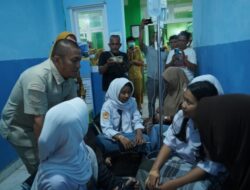 Gerak Cepat Bupati Irwan Tinjau Puluhan Siswa SMAN 4 Lutim yang Keracunan