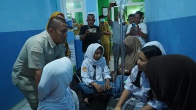 Gerak Cepat Bupati Irwan Tinjau Puluhan Siswa SMAN 4 Lutim yang Keracunan
