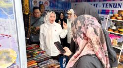 Wagub Sulsel Terpikat Keindahan Kain Taipa, Borong Produk UMKM di Expo Luwu Timur