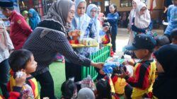 Peduli Gizi Anak, dr. Ani Hadir Salurkan Bantuan Susu di TK Pembina Malili