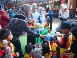 Peduli Gizi Anak, dr. Ani Hadir Salurkan Bantuan Susu di TK Pembina Malili