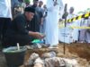 Letakkan Batu Pertama Masjid Al-Mustafa, Bupati Irwan Alokasikan Bantuan Rp500 Juta