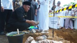 Letakkan Batu Pertama Masjid Al-Mustafa, Bupati Irwan Alokasikan Bantuan Rp500 Juta