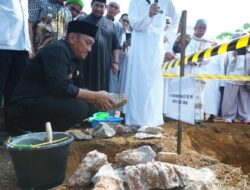 Letakkan Batu Pertama Masjid Al-Mustafa, Bupati Irwan Alokasikan Bantuan Rp500 Juta