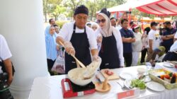Bupati Luwu Timur Unjuk Kebolehan Membuat Nasi Goreng di HUT Sulsel ke-357
