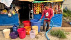 Hadapi Kemarau Panjang, Perumdam Waemami dan PMI Salurkan Air Bersih untuk Warga