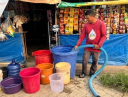 Hadapi Kemarau Panjang, Perumdam Waemami dan PMI Salurkan Air Bersih untuk Warga